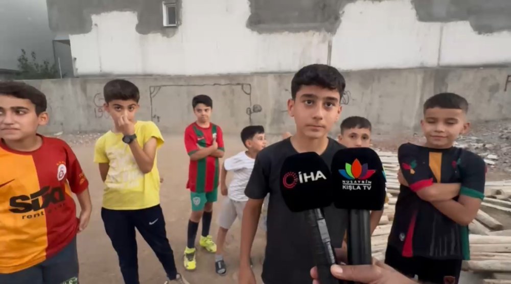 Mardin’de çocuklar, kaymakamdan halı saha istedi