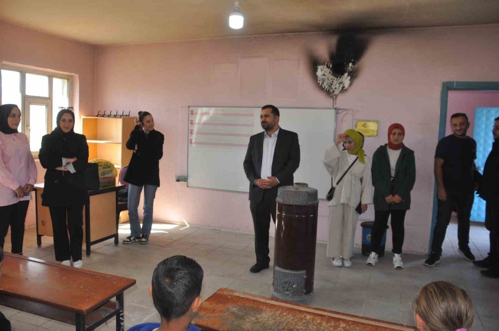 Muş’ta üniversite öğrencileri köy okullarını boyamayı sürdürüyor