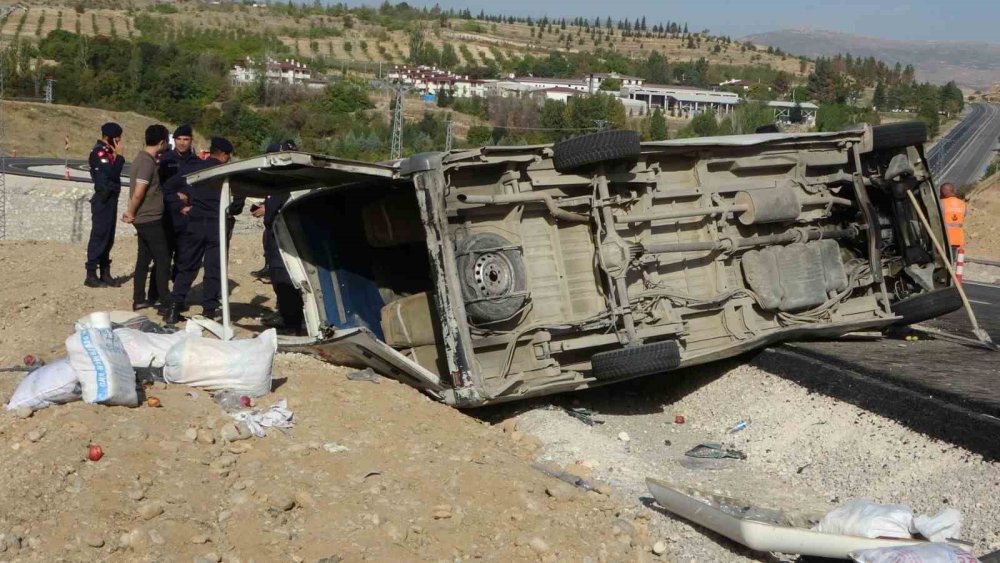 Malatya’da yolcu minibüsü devrildi: 17 kişi yaralandı