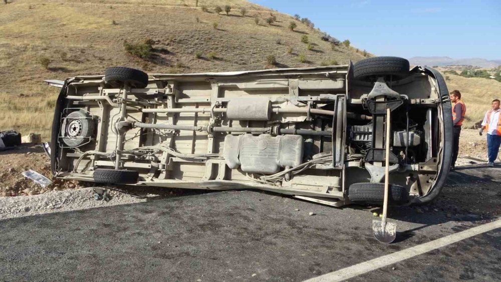 Malatya’da yolcu minibüsü devrildi: 17 kişi yaralandı