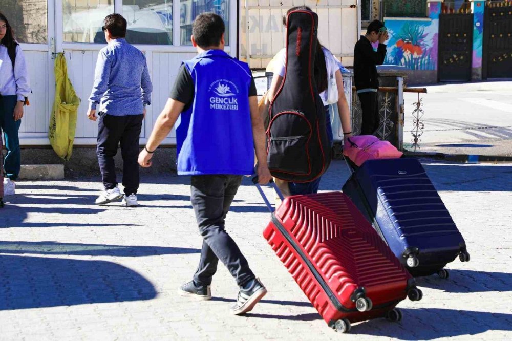 Hakkari’ye gelen üniversite öğrencilere sıcak karşılama