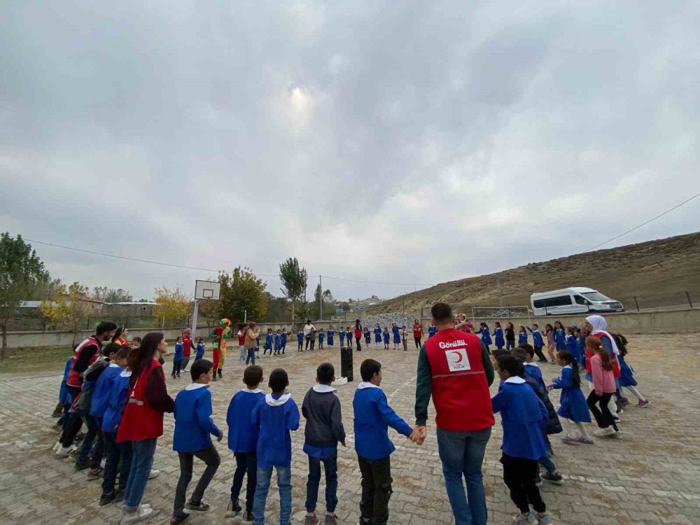 Kızılay öğrencileri kucaklamayı sürdürüyor