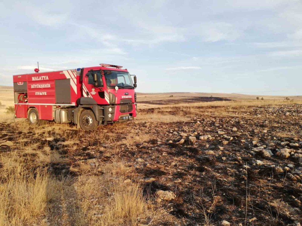 Malatya’da 2 bin 500 dekar alanda etkili olan anız yangını kontrol altına alındı