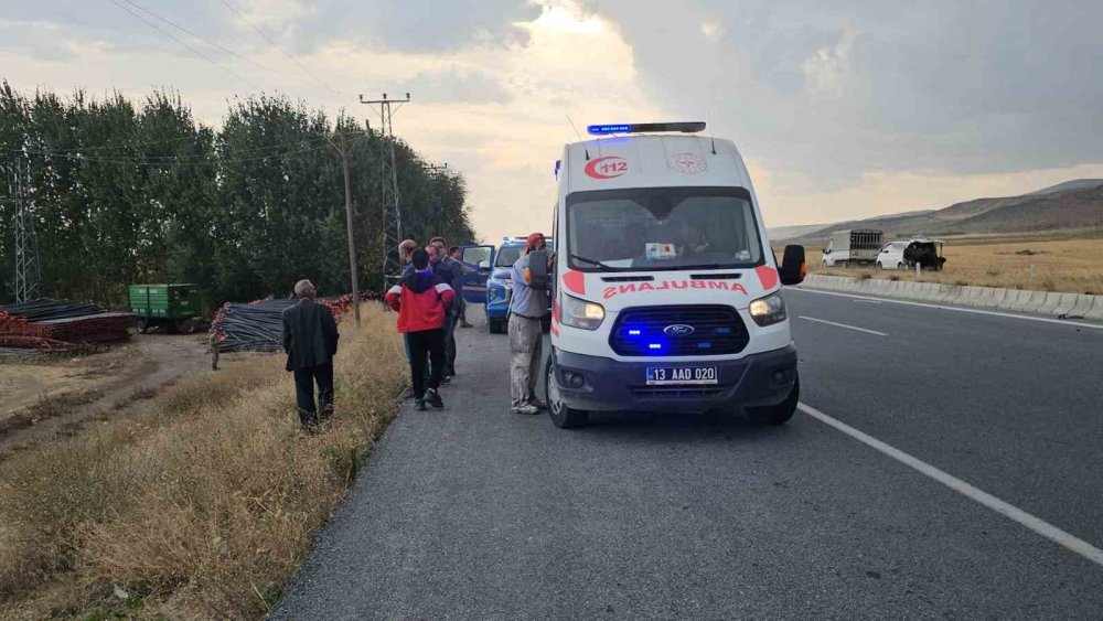 Bitlis'te lastiği patlayan minibüs şarampole devrildi: 2 yaralı