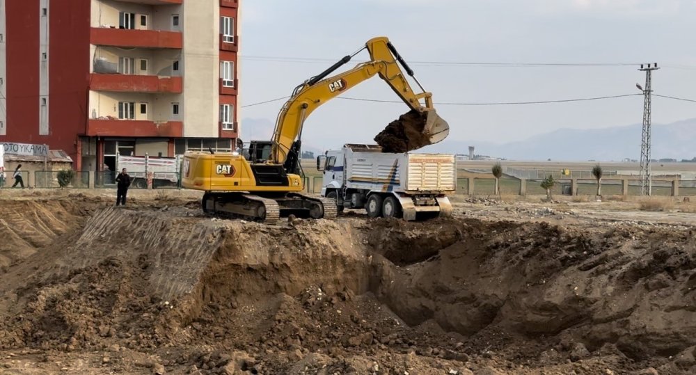 Yüksekova'da 100 yatak kapasiteli hastane inşaatına başlandı