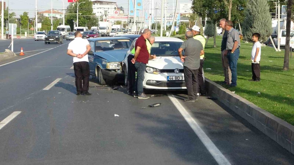 Malatya'da otomobil ile çarpışan Tofaş’ta önemli hasar meydana geldi