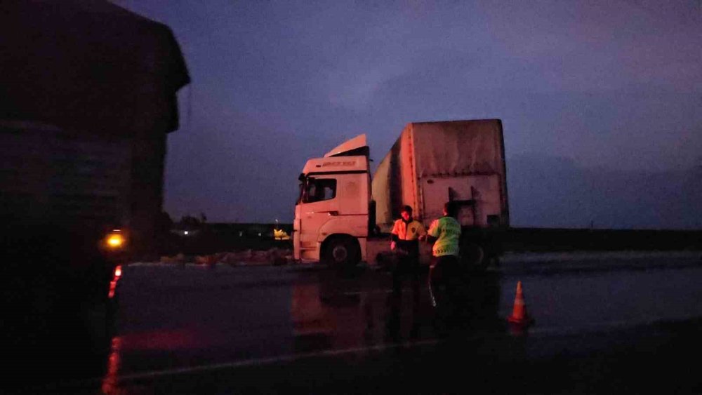 Tırın dorsesi kaydı, kozmetik ürünler yola savruldu