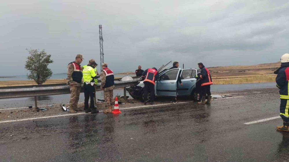 Van'da sürücü, bariyere saplanan otomobilden sağ çıktı