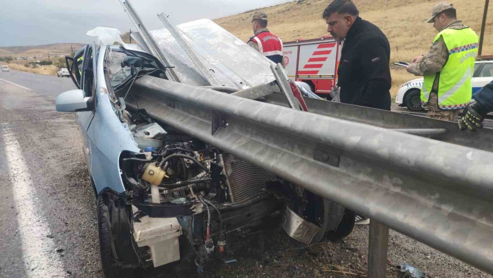 Van'da sürücü, bariyere saplanan otomobilden sağ çıktı