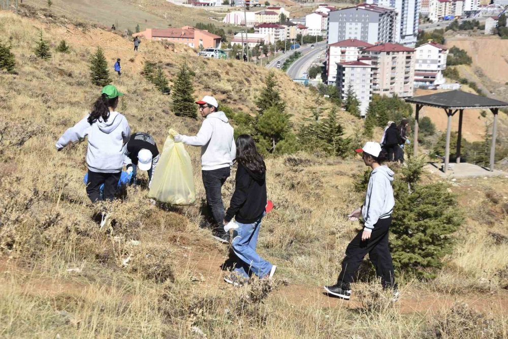 Bitlis’te öğrenciler tarafından ormanda temizlik çalışması yapıldı