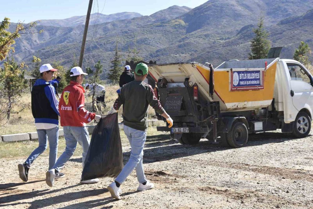 Bitlis’te öğrenciler tarafından ormanda temizlik çalışması yapıldı