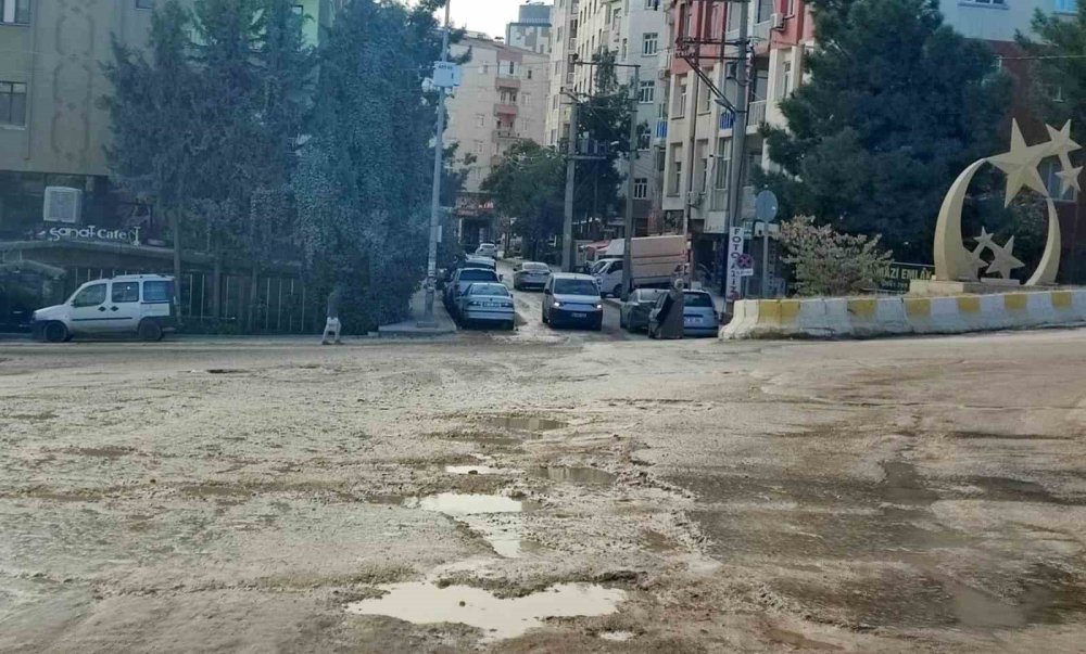 Mardin’da köstebek yuvasına dönen yollar halkı çileden çıkardı