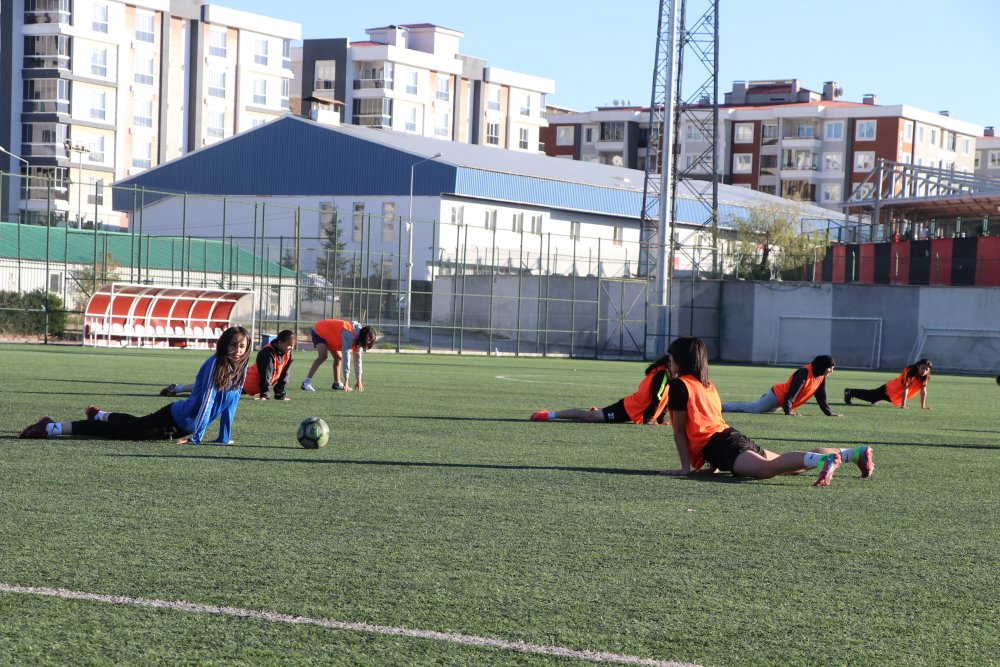 Aileleri ikna edilip futbola kazandırılan kadınlardan kurulu Vangücü, başarı için destek bekliyor