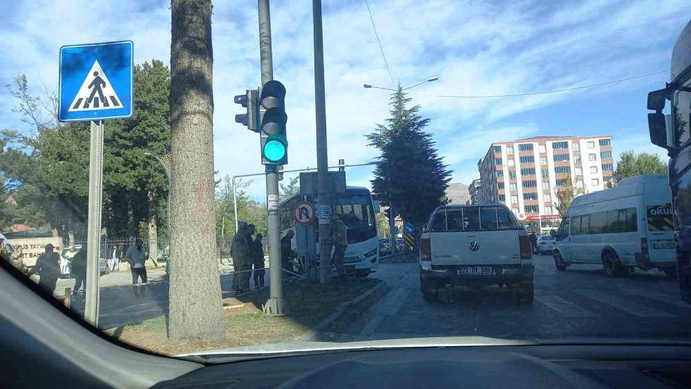 Hakkari'ye görevlendirilen güvenlik korucularını taşıyan otobüs kaza yaptı