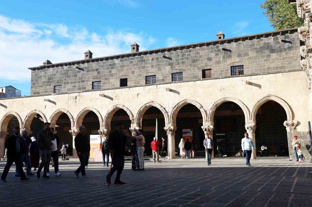 Kaliforniya’dan gelen yaşlı kadın kadın Diyarbakır Ulu Cami’ye hayran kaldı