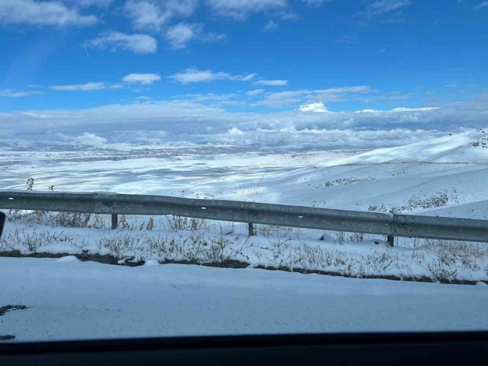 Van'da kar yağdı, araçlar yolda kaldı