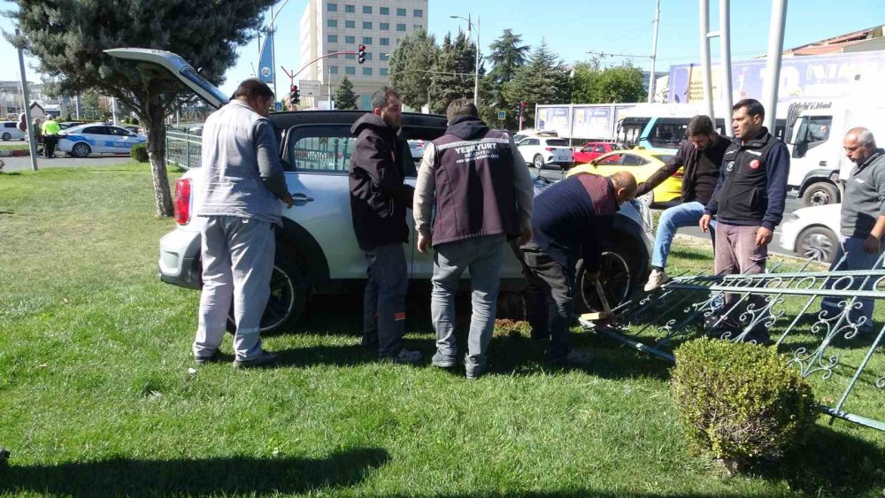 Malatya'da demir korkuluklara saplanan aracı kazık çakarak çıkardılar