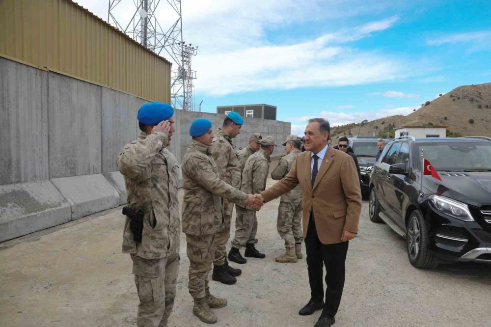 Vali Usta, üs bölgesinde Mehmetçik ile buluştu