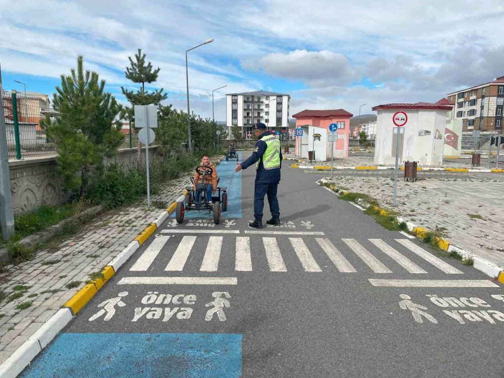 Kars’ta Jandarma'dan Trafik Eğitim Parkı’nda öğrencilere eğitim