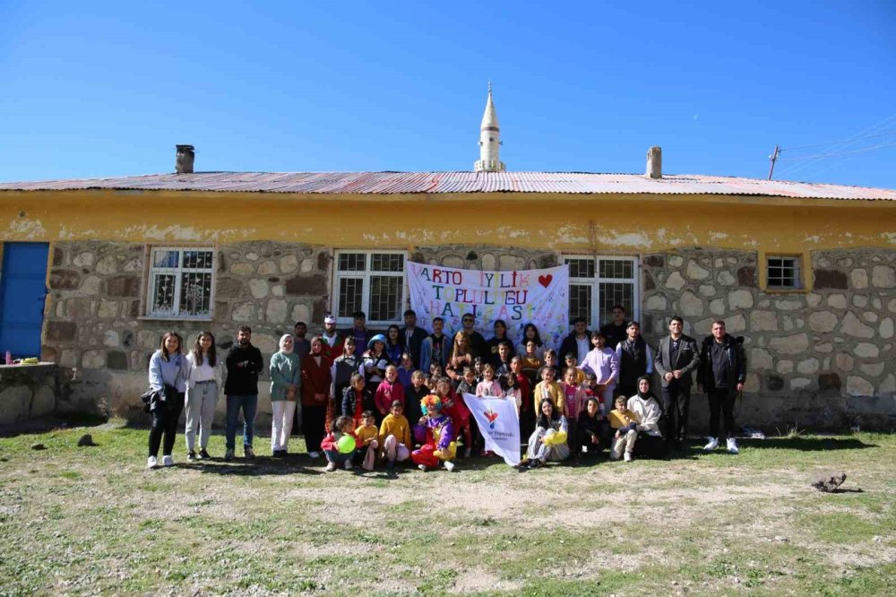 Gönüllü gençler köyleri gezerek çocukları eğlendiriyor