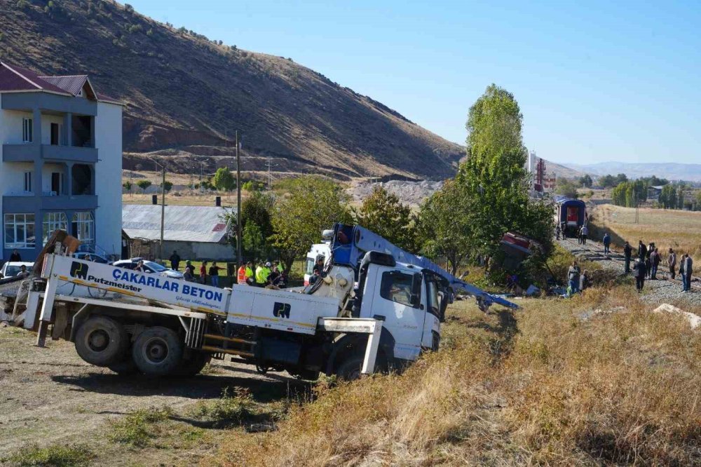 Van Gölü Ekspresi beton pompasına çarptı; 1 ölü, 2 yaralı