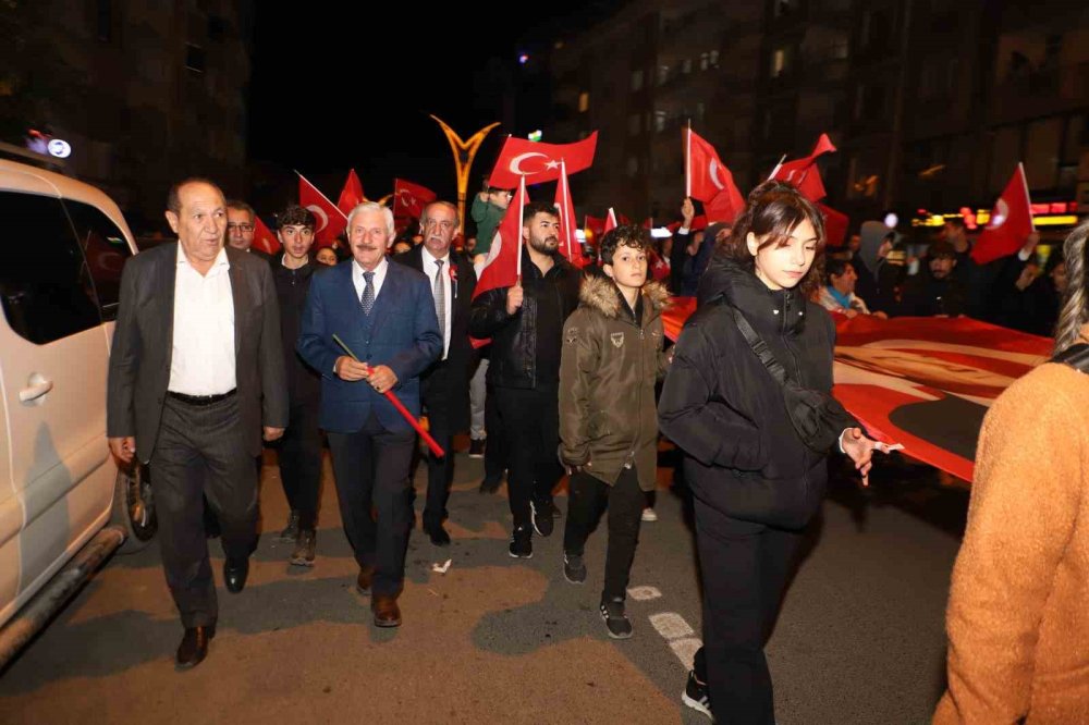 Hakkari’de 29 Ekim kortej yürüyüşü