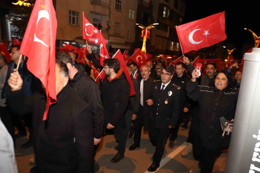 Hakkari’de 29 Ekim kortej yürüyüşü