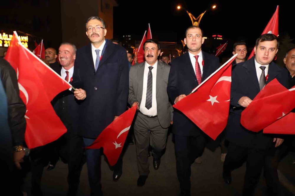 Hakkari’de 29 Ekim kortej yürüyüşü