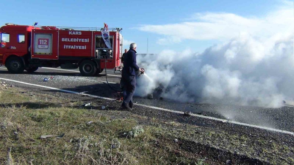 Kars’ta kaza yapan otomobil alevlere teslim oldu