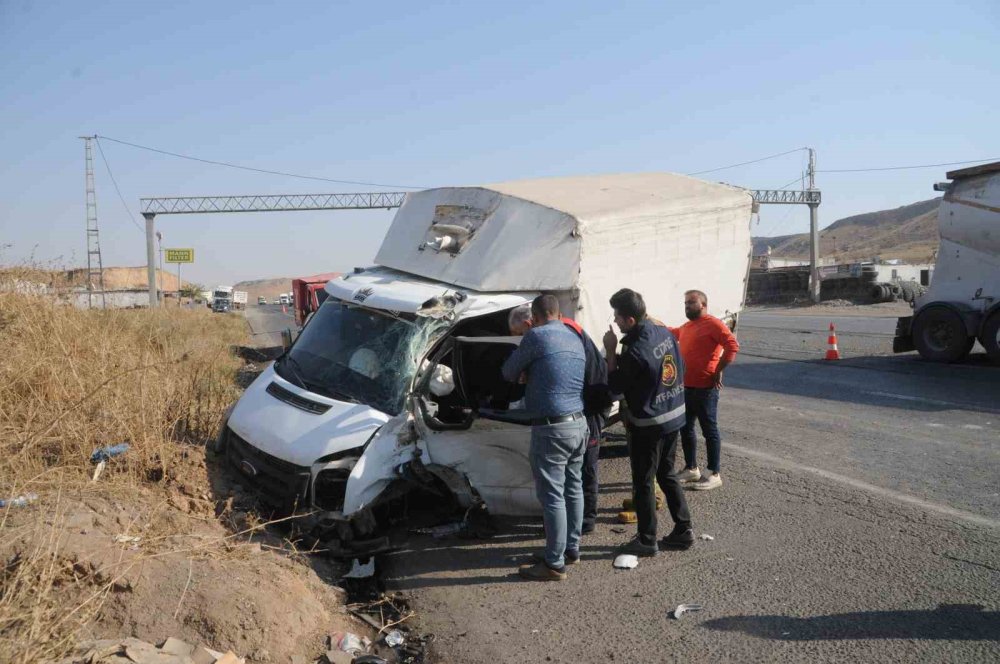 Şırnak’ta tır ile kamyonet çarpıştı: 4 kişi yaralandı