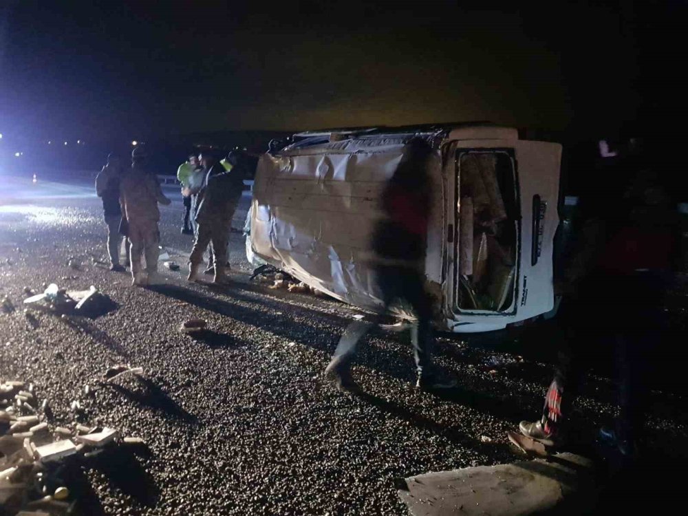 Van’da minibüs takla attı: 3 kişi yaralandı