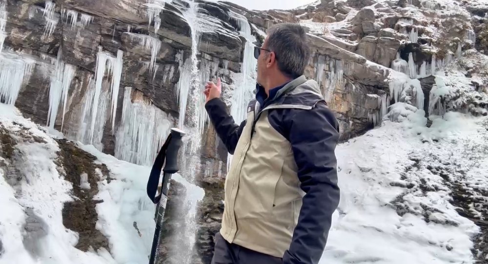 Yüksekova’nın Orşe Vadisindeki şelale dondu