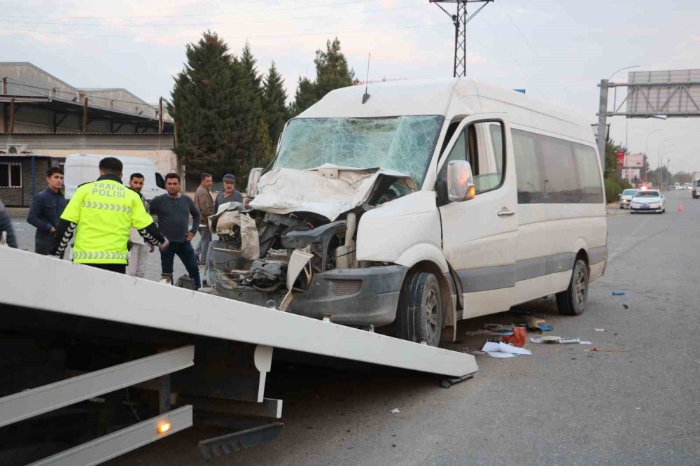 Urfa’da işçi servisi ile tır çarpıştı: 12 yaralı