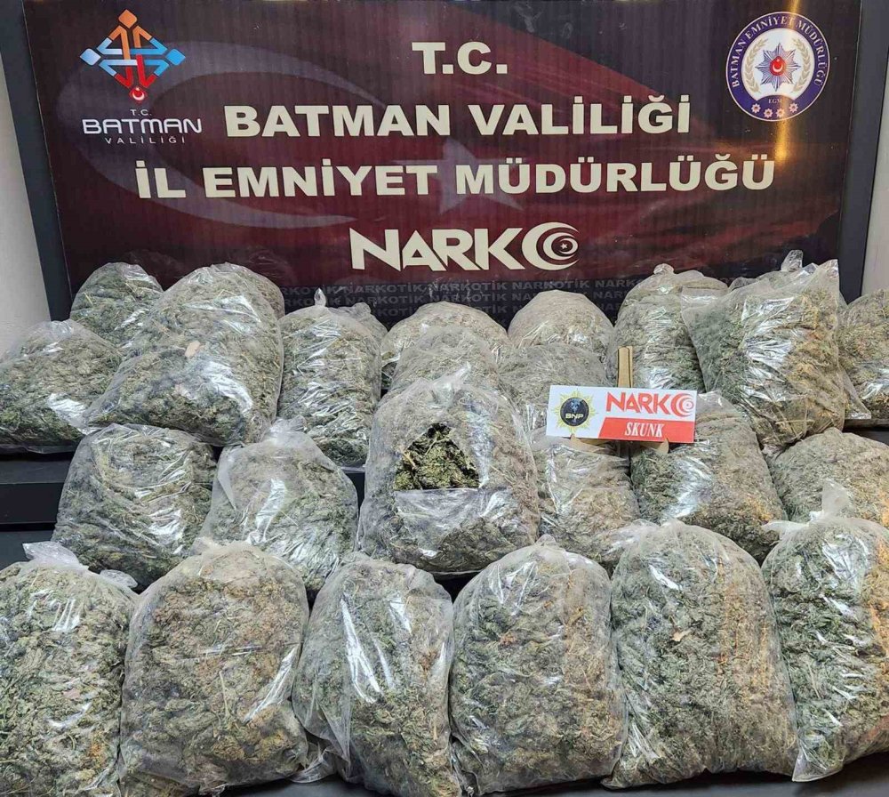 Batman’da ’dur’ ihtarına uymayarak polisten kaçan kamyonette yüklü miktarda uyuşturucu ele geçirildi