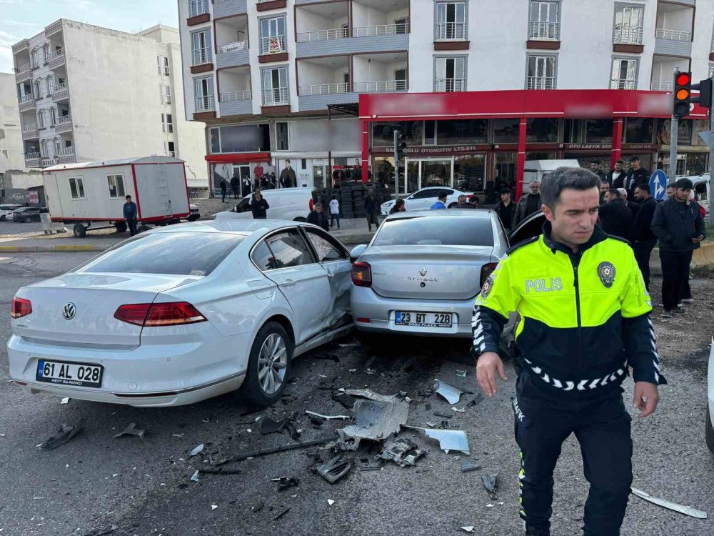 Adıyaman’da, iki otomobil çarpıştı: 4 kişi yaralandı