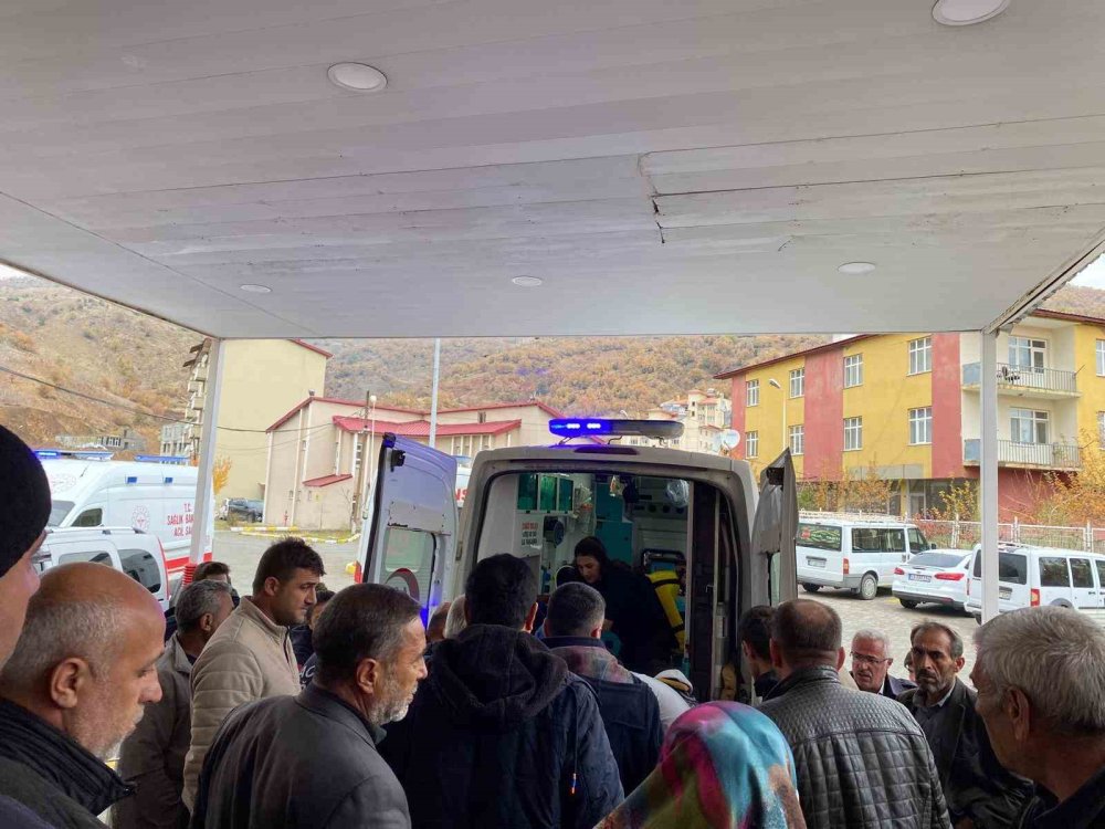 Bitlis'te trafik kazasına giden ambulans şarampole yuvarlandı: 8 yaralı