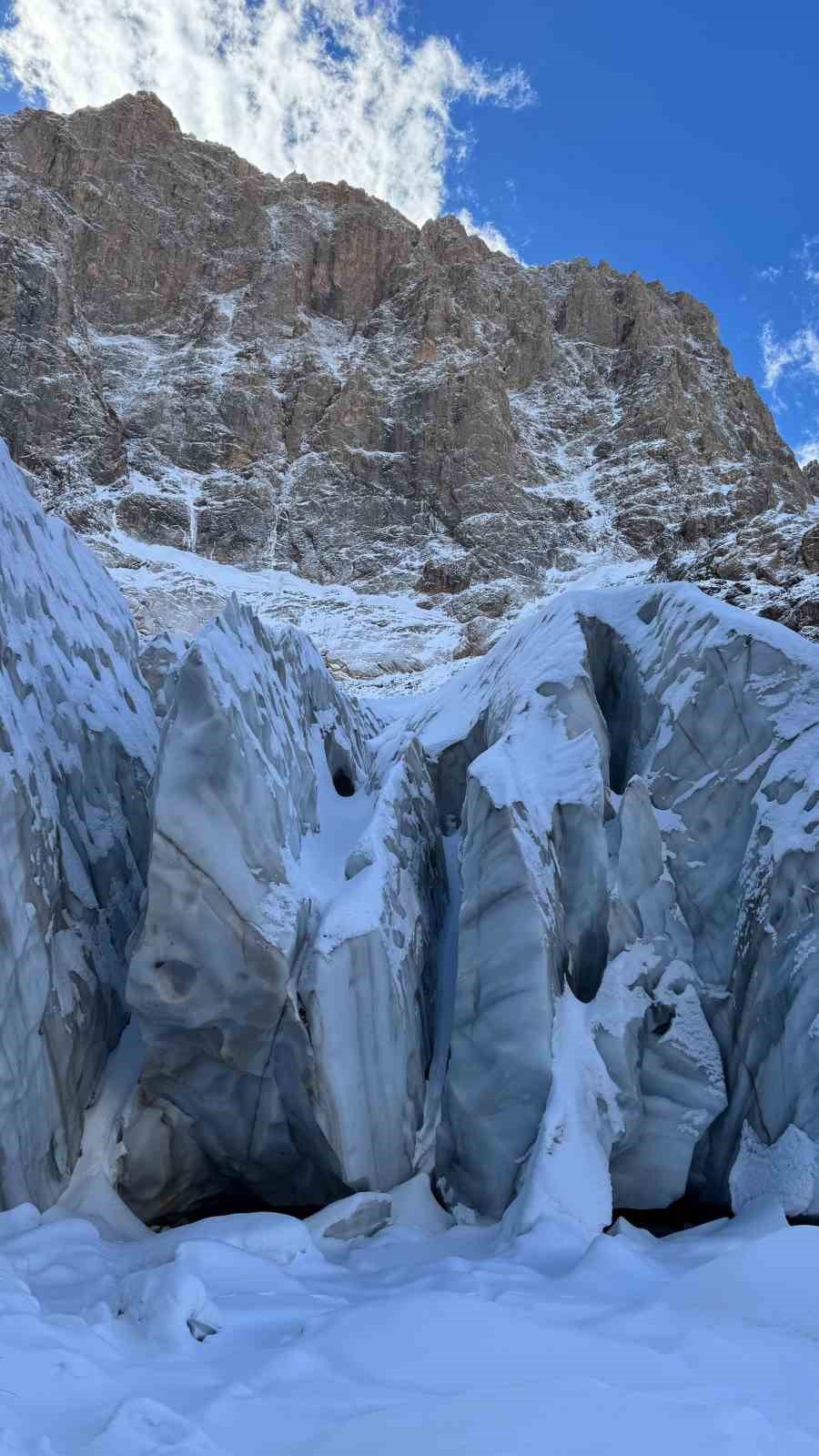 Hakkari’de 20 bin yıllık buzul bölgesinde etkileyici manzaralar oluştu