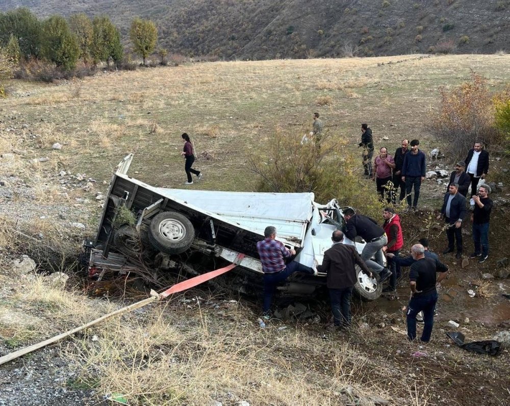 Bitlis’te meyve yüklü kamyonetin devrilmesiyle 1 kişi öldü, 1 kişi de yaralandı