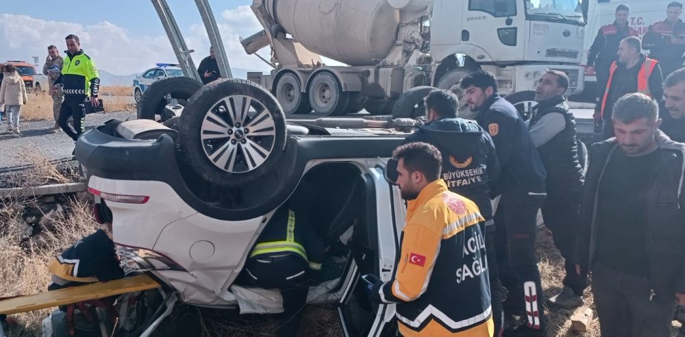 Van'da İran plakalı otomobil takla attı: 2 yaralı