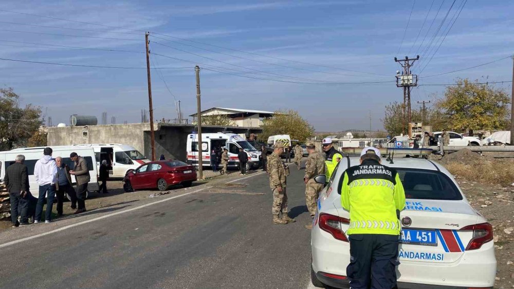 Diyarbakır'da rehabilitasyon servisi ile otomobil çarpıştı: 4’ü çocuk 13 yaralı