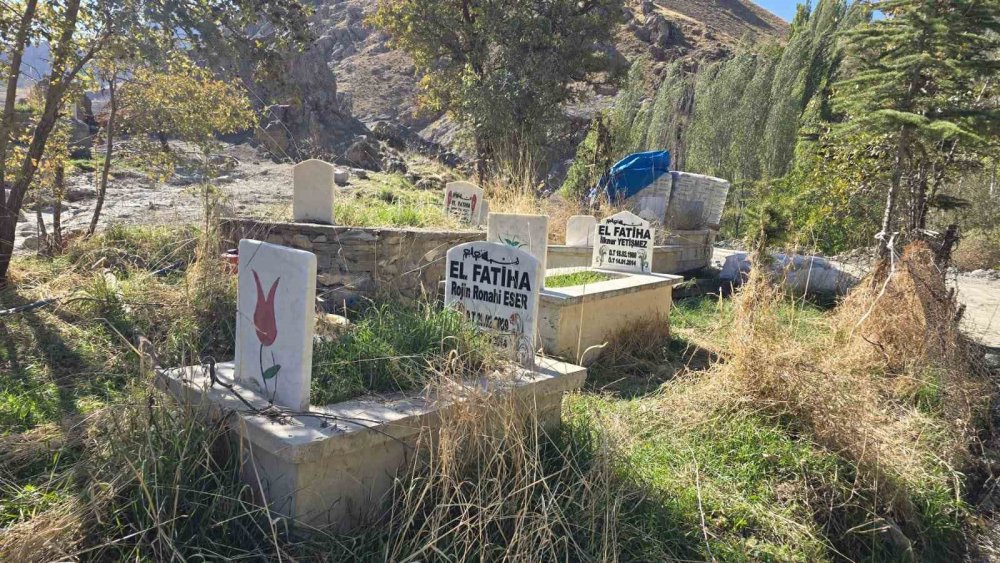 Hakkari'de Zeynel Bey Medresesi civarında izinsiz defnedilen mezarlara tepki