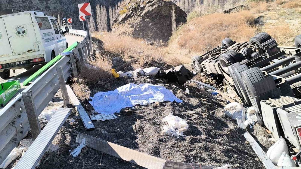 Erzurum-Artvin yolunda tır sürücüsü aracından atladı ancak yine de hayatını kaybetti