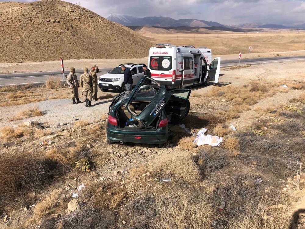 Hakkari-Van yolunda otomobil şarampole yuvarlandı: 3 yaralı