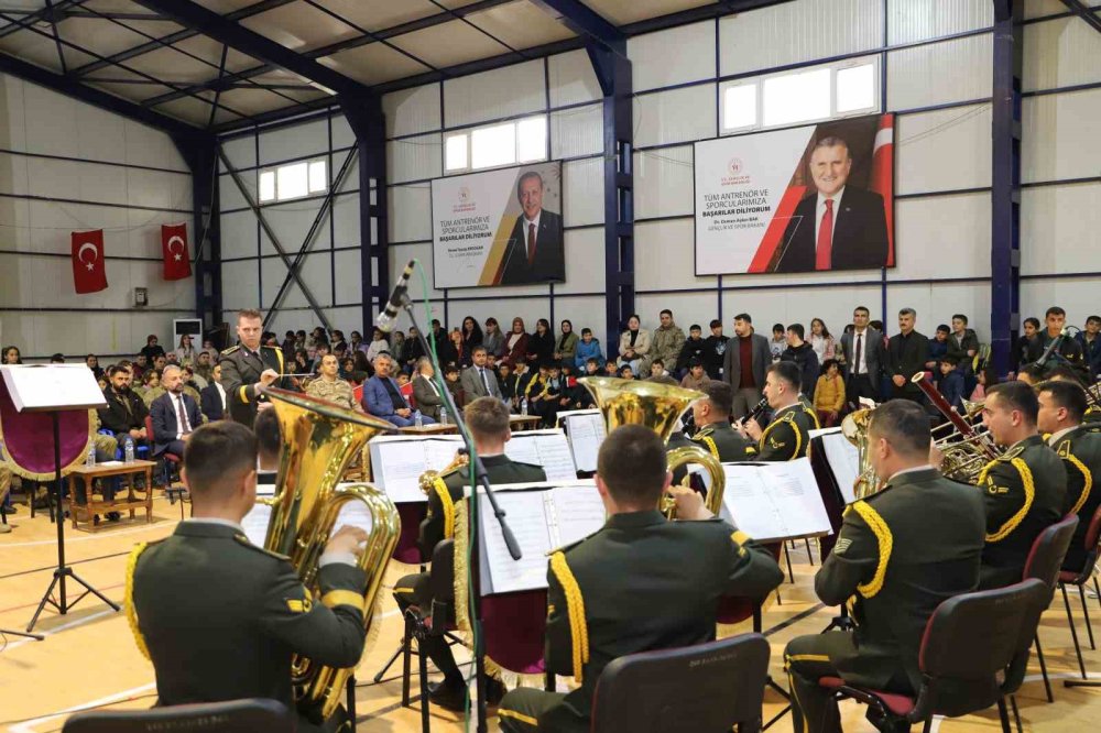 Çukurca'da askeri bando konseri