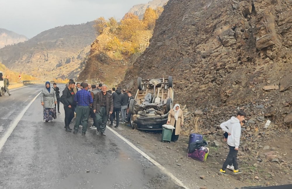 Çukurca’da minibüs takla attı: 11 kişi yaralandı