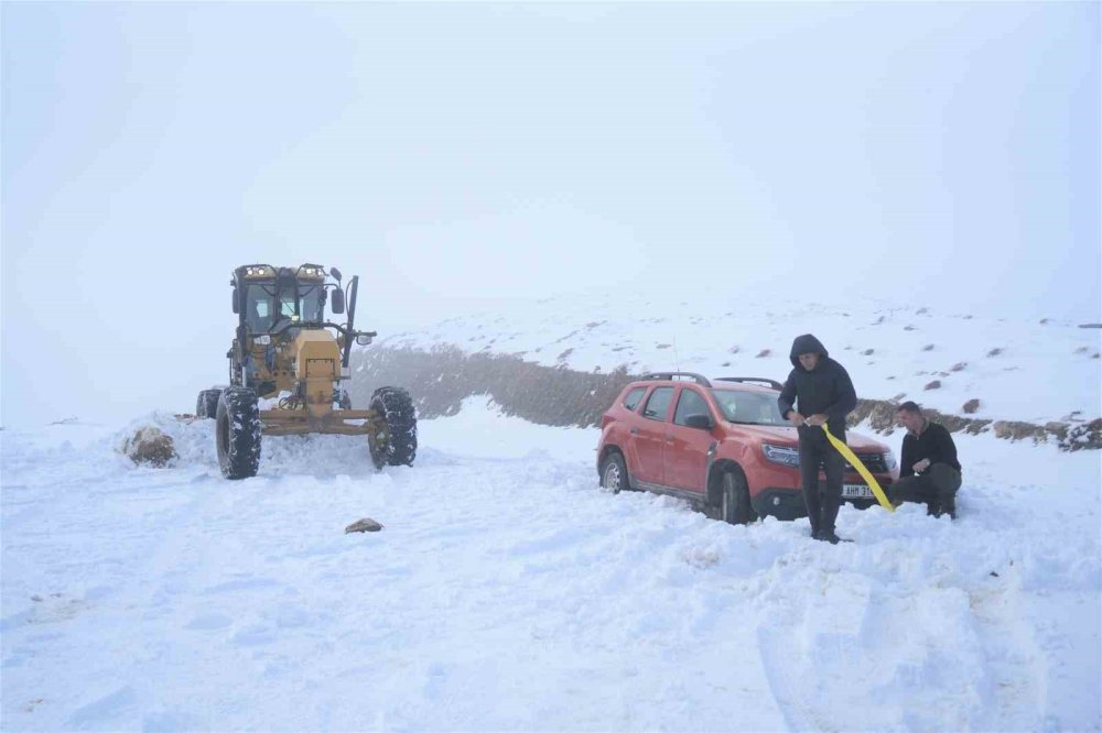 Muş’ta karda mahsur kalan 2 kişi kurtarıldı