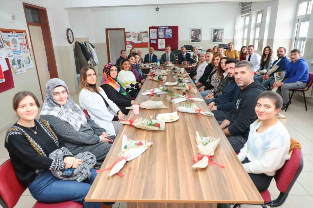 Erzincan Valisi Aydoğdu Öğretmenler Günü'nü kutladı