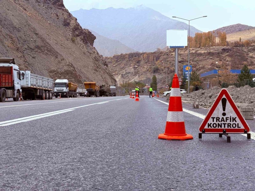 Hakkari’de radarla hız kontrol uygulaması gerçekleştirildi