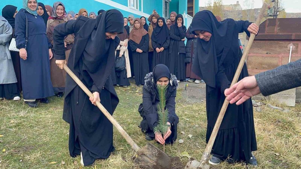 Muradiye’de "Hafızlar Hatıra Ormanı" oluşturuldu