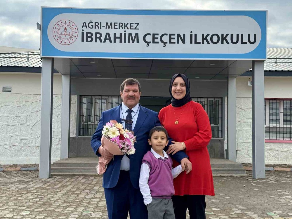 45 yıllık öğretmenlik hayatına, önlüğünü kızına devrederek veda etti